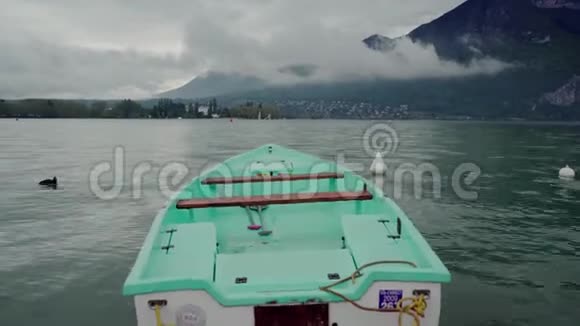 在雾山背景下的安纳西湖上的薄荷船的鼻子关门视频的预览图
