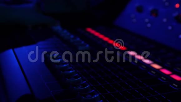 在夜总会的混合控制台上关闭彩色按钮库存录像专业音乐会音响师视频的预览图