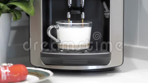 一台黑色咖啡机将咖啡倒入透明杯特写镜头视频的预览图