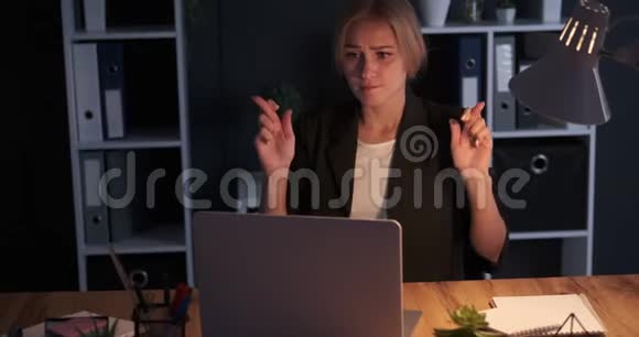 女裁缝在笔记本电脑上收到坏消息视频的预览图
