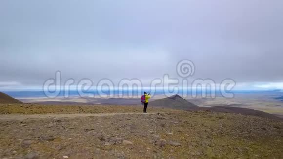 一个背着背包的女人在山上散步视频的预览图
