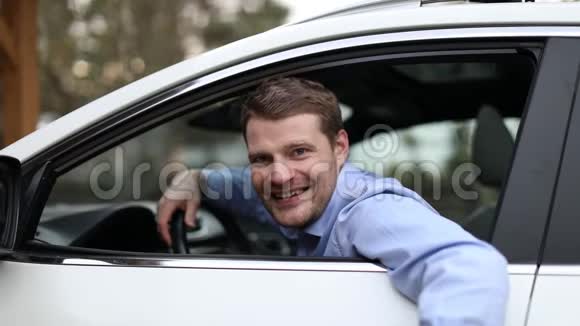开心的微笑男人伸出拇指在车窗外做手势视频的预览图