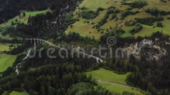 著名的兰德瓦瑟大桥和铁路通行证瑞士阿尔卑斯山的旅游遗产目的地令人惊叹的全景空中拍摄视频的预览图