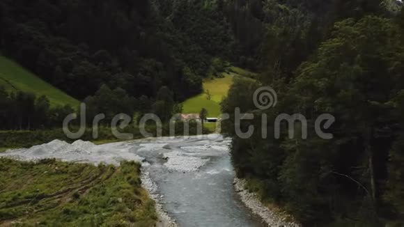 在壮丽的瑞士阿尔卑斯山的恩格尔伯格山上无人机在令人惊叹的野生岩石河流上飞行视频的预览图