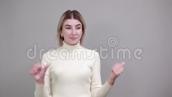 女人指着旁边竖起大拇指微笑着呈现一个产品视频的预览图