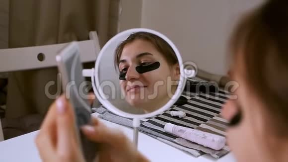 家里的女孩监测眼睛周围的皮肤化妆品护理韩国化妆品眼睛下面的补丁女孩用的是视频的预览图