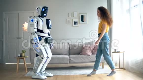 女人触摸一个白色的半机械人机器人和人类的合作视频的预览图