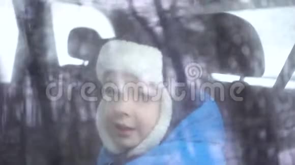 小男孩坐在冬林的后座上望着窗外视频的预览图