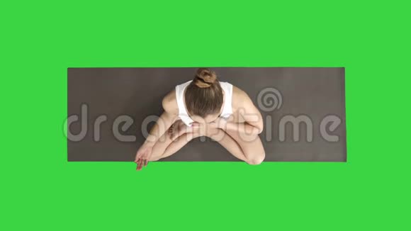 瑜伽女孩呼吸莲花姿势她的手在她的胃和胸部在绿色屏幕Chroma键视频的预览图