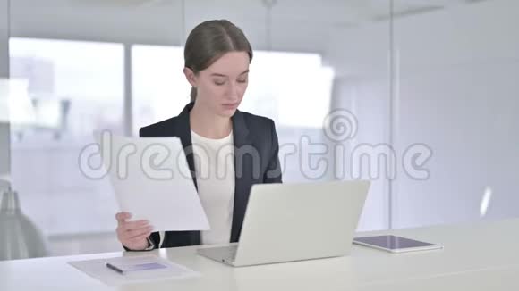勤劳的女青年在办公室阅读文件视频的预览图