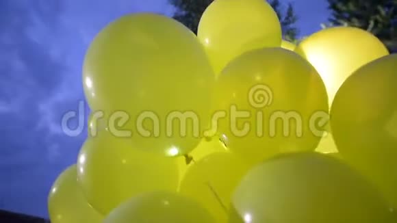 带二极管灯的黄色气球视频的预览图