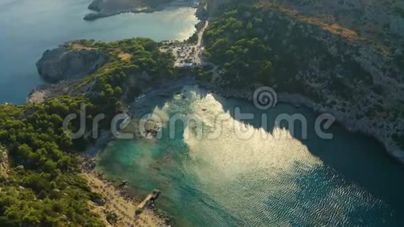 鸟瞰视频由著名的安东尼奎因海滩与清澈的水岩岩海景无人机拍摄罗兹视频的预览图