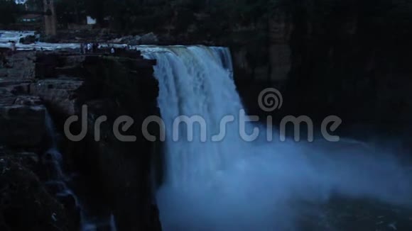 美丽的高卡瀑布夜景Ghataprabha河视频的预览图