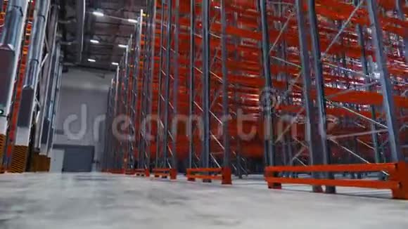 一排架和红色木板在仓库低角度拍摄视频的预览图