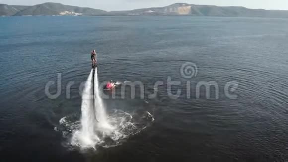 精力充沛的人在水上喷射飞行视频的预览图