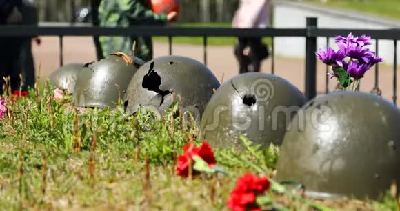 在乱葬坑上戴头盔的士兵被用来纪念士兵视频的预览图