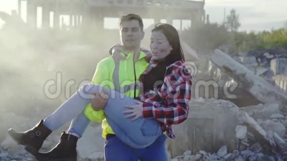 穿着制服的人救援人员在地震受害者手中视频的预览图