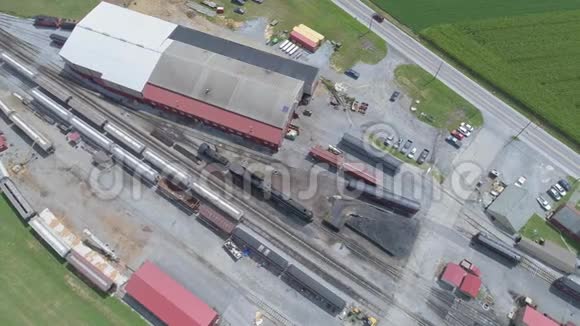 带有蒸汽机NW611升温的火车场的空中景观视频的预览图