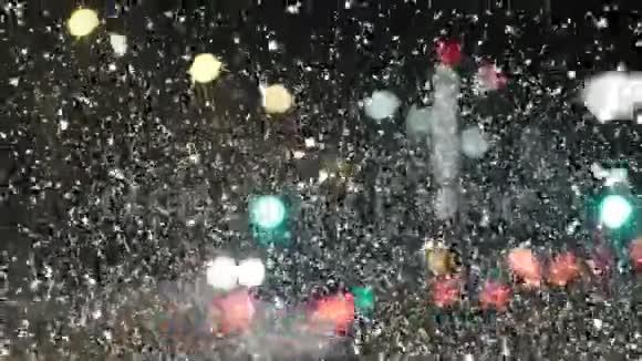 暴风雪中夜晚的街道上有灯光视频的预览图