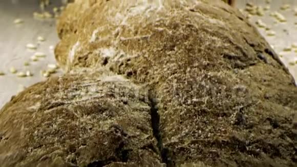 传统面包的特写库存录像根据旧传统自制的新鲜面包视频的预览图