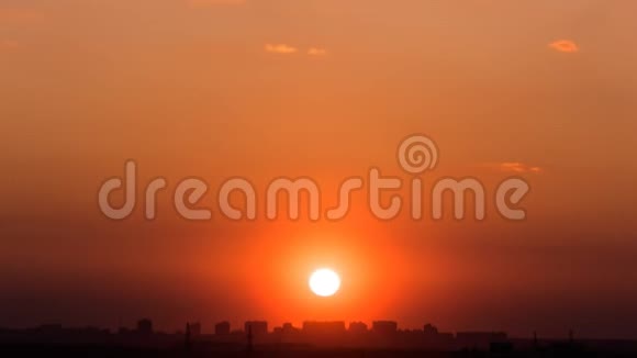 时间流逝的橙色大太阳落在城市的轮廓视频的预览图