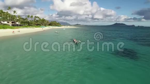 夏威夷火奴鲁鲁兰开海滩的无人机镜头视频的预览图