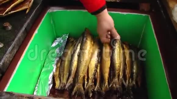 俄罗斯贝加尔鱼市场密切关注视频的预览图