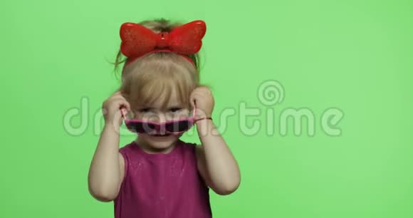 穿紫色裙子的女孩戴着太阳镜跳舞快乐的孩子色度键视频的预览图