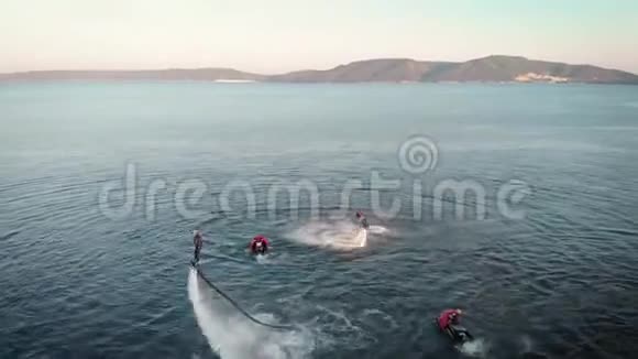 带着喷气背包在水面上飞行的人视频的预览图