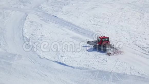 雪猫滑雪山视频的预览图