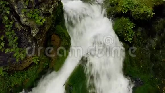 森林中的瀑布石头上的水流无人机射击视频的预览图
