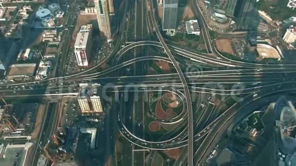 主要城市高速公路立交交通的高空超移阿联酋迪拜视频的预览图