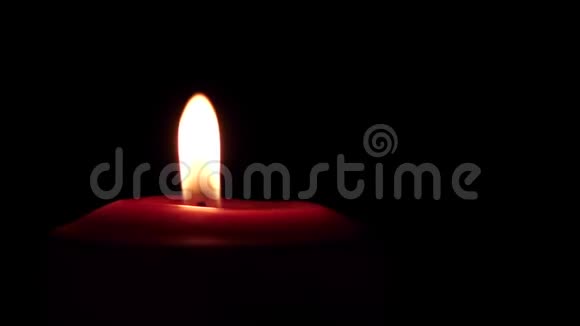 一支昏暗的红色蜡烛在黑色背景下旋转360度视频的预览图