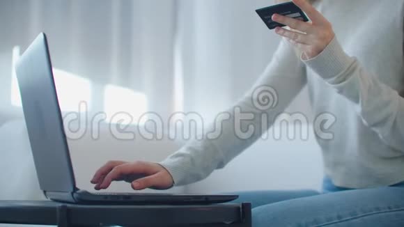 妇女使用她的信用卡在线视频的预览图