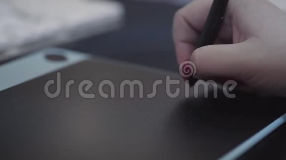 在平板电脑上用笔笔勾住设计师的一只手库存录像女人的手是粉红色的视频的预览图