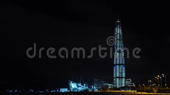 从底部观看美丽的摩天大楼拉合塔中心夜间设计获奖的英国建筑师托尼视频的预览图