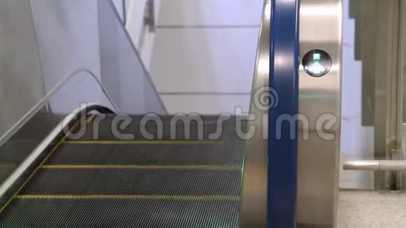 自动扶梯电子现代风格在公共区域不断移动扶梯空动楼梯上下运行视频的预览图