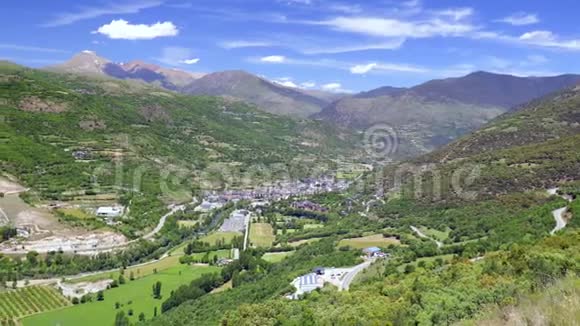 西班牙比利牛斯山脉美丽的大山谷诺盖拉帕拉雷萨河靠近村庄排序视频的预览图