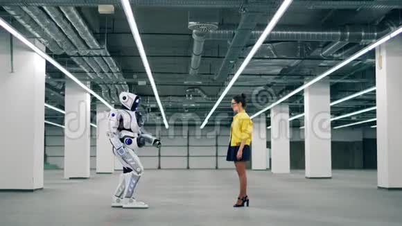 一个机器人走向一个女人牵着她的手视频的预览图