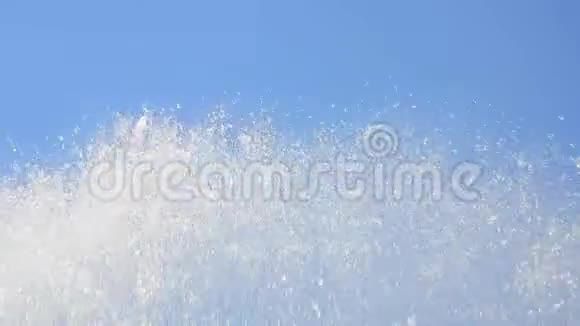 波光粼粼的水在山瀑小溪上溅起阳光洒下视频的预览图