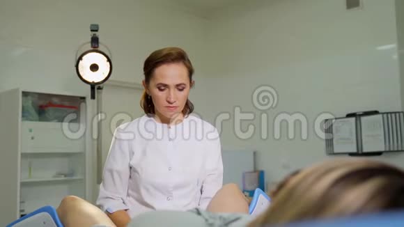 妇科医生妇科检查期间妇科椅子上的女性病人无法辨认妇科医生视频的预览图