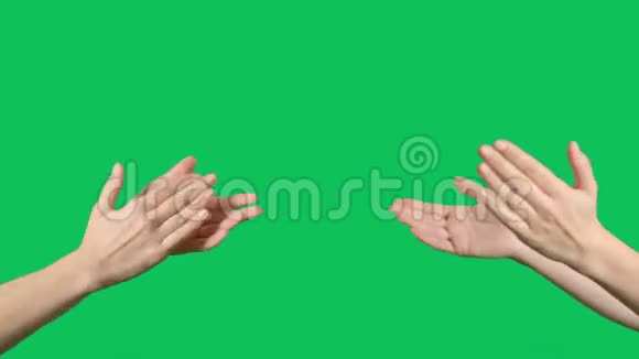 双手在绿色屏幕背景上拍手女性的双手剪影色度键背景上拍手视频的预览图