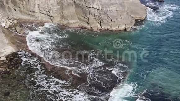 平静透明的水在日本海海岸海浪冲刷海岸岩石俄罗斯符拉迪沃斯托克俄罗斯罗斯基岛视频的预览图