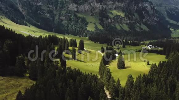 令人叹为观止的空中电影拍摄美丽的著名山景景观与电缆道路在夏季瑞士阿尔卑斯山视频的预览图
