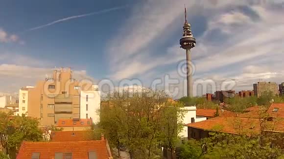 马德里市的时间推移托雷埃斯帕A在背景下了一座建筑AKA视频的预览图
