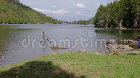 西班牙国家公园的一位年轻的女游客正在观赏美丽的山湖视频的预览图