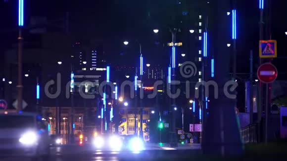 具有夜间交通的现代城市库存录像城市中心和开车的道路上五颜六色的灯光视频的预览图