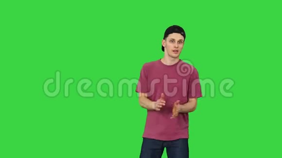 在绿色屏幕上跳舞的戴着帽子的街舞男ChromaKey视频的预览图