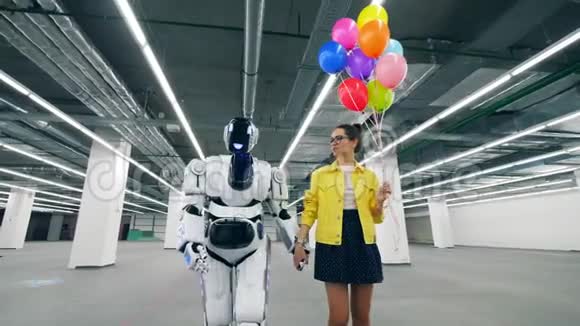 带着气球和机器人的女孩在房间里散步牵着手视频的预览图