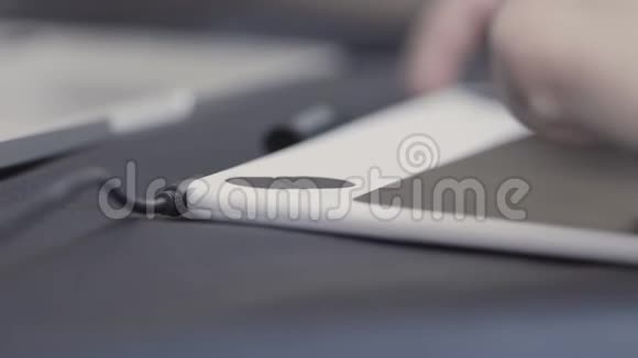 在现代办公室用平板电脑工作时用电子笔关闭女性的手库存录像图形视频的预览图
